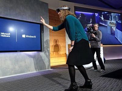 Разработчики получили первые партии очков виртуальной реальности HoloLens