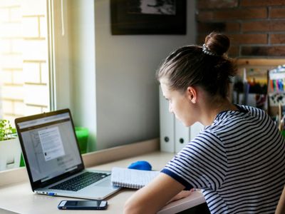 Оператор МОТИВ передал партию смартфонов для медиков Свердловской области