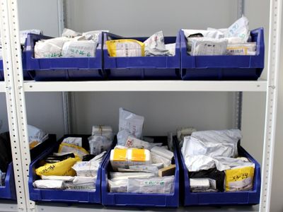 В отделениях «Почты России» стало можно бесплатно вернуть покупки с Алиэкспресс, Ozon, Kari и H&M