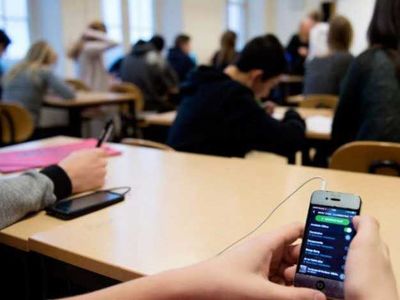 Роспотребнадзор, Минпросвещения, Рособрнадзор и Российская академия образования выступили за ограничения использования мобильных телефонов в школах