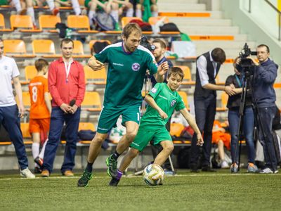 Футболисты «Солнечного дома» получили автограф Антона Шипулина