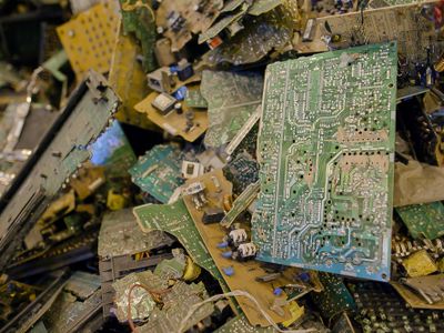 Покупатели М.Видео-Эльдорадо сдали на переработку 50 грузовых вагонов старой техники