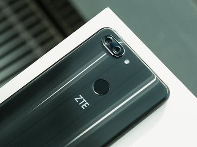 Компания ZTE на время прекратила производство смартфонов из-за санкций США