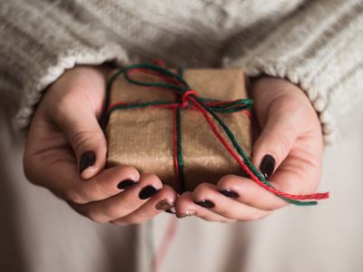 Смартфоны и фитнес-брастелы: опубликован рейтинг самых популярных подарков к 8 марта