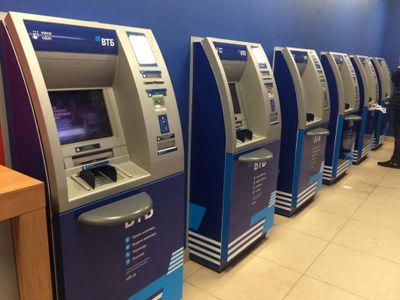 ВТБ продолжил обслуживание банковских карт с истекшим сроком действия