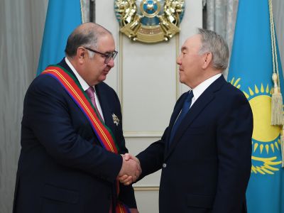 Нурсултан Назарбаев вручил Алишеру Усманову орден Дружбы
