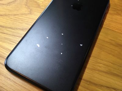 Владельцы iPhone 7 начали в массовом порядке жаловаться на на слезшую краску