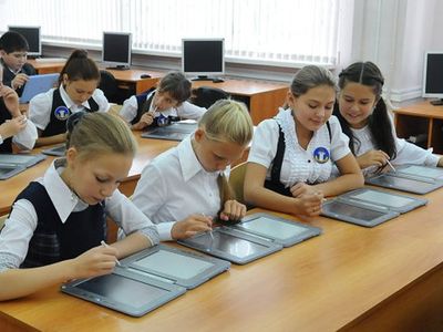 В Свердловской области началось тестирование двухэкранных планшетов в школах