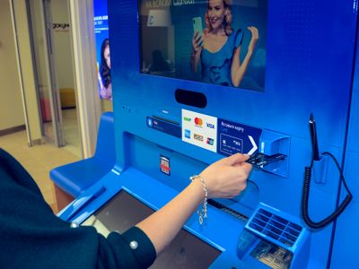 Клиенты ВТБ смогут снимать наличные по QR-коду в банкоматах