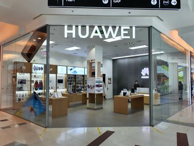 Huawei анонсировала открытие 50 новых фирменных салонов в России