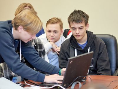 Количество детей, записанных в 1 класс через Госуслуги, выросло в 3,5 раза